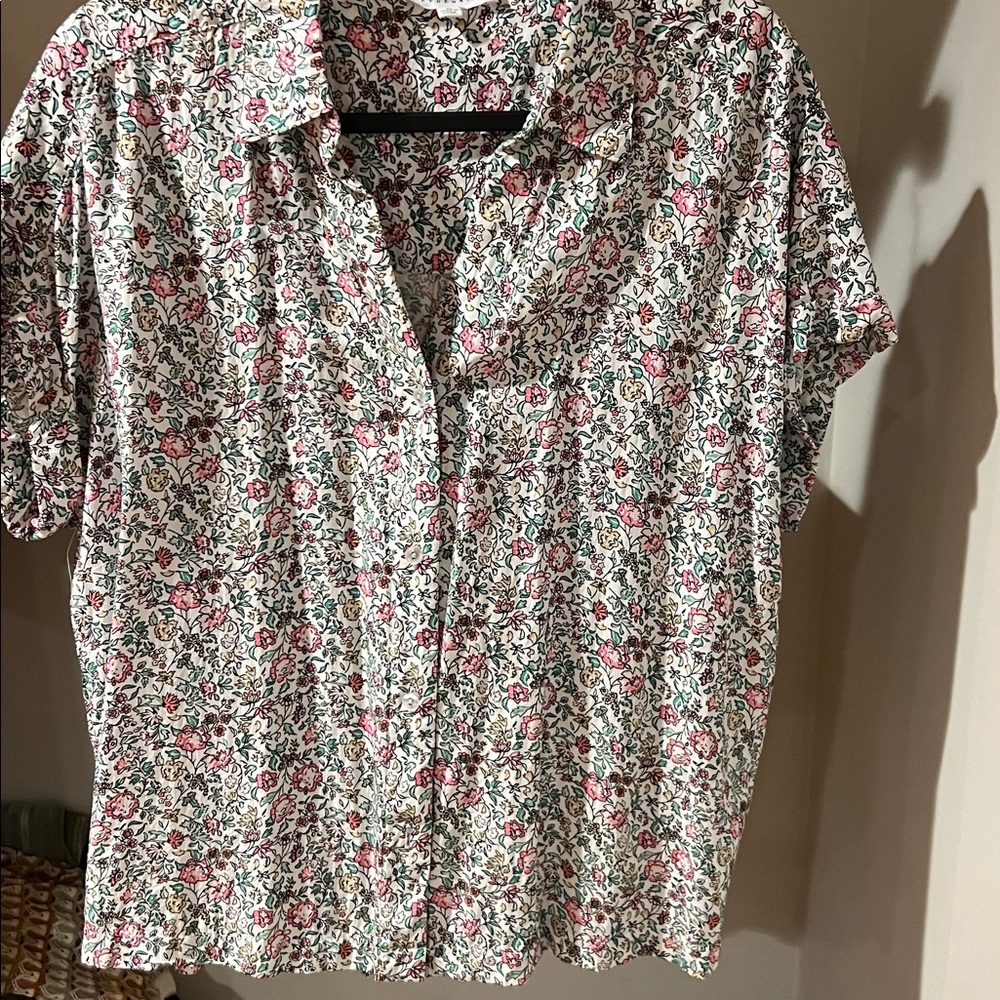 BNWOT-Floral Button-Up Shirt